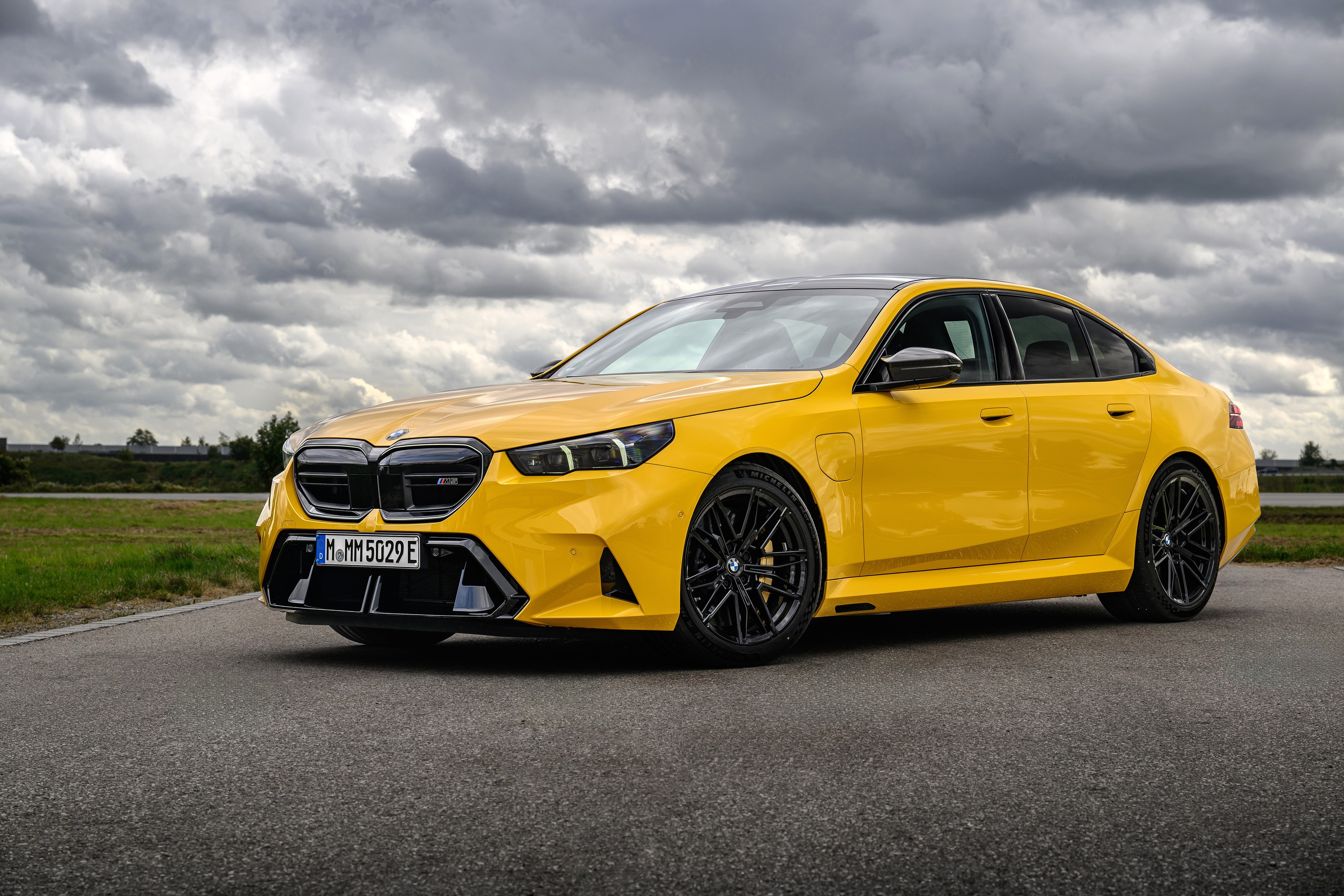 BMW M5 technology P90575471