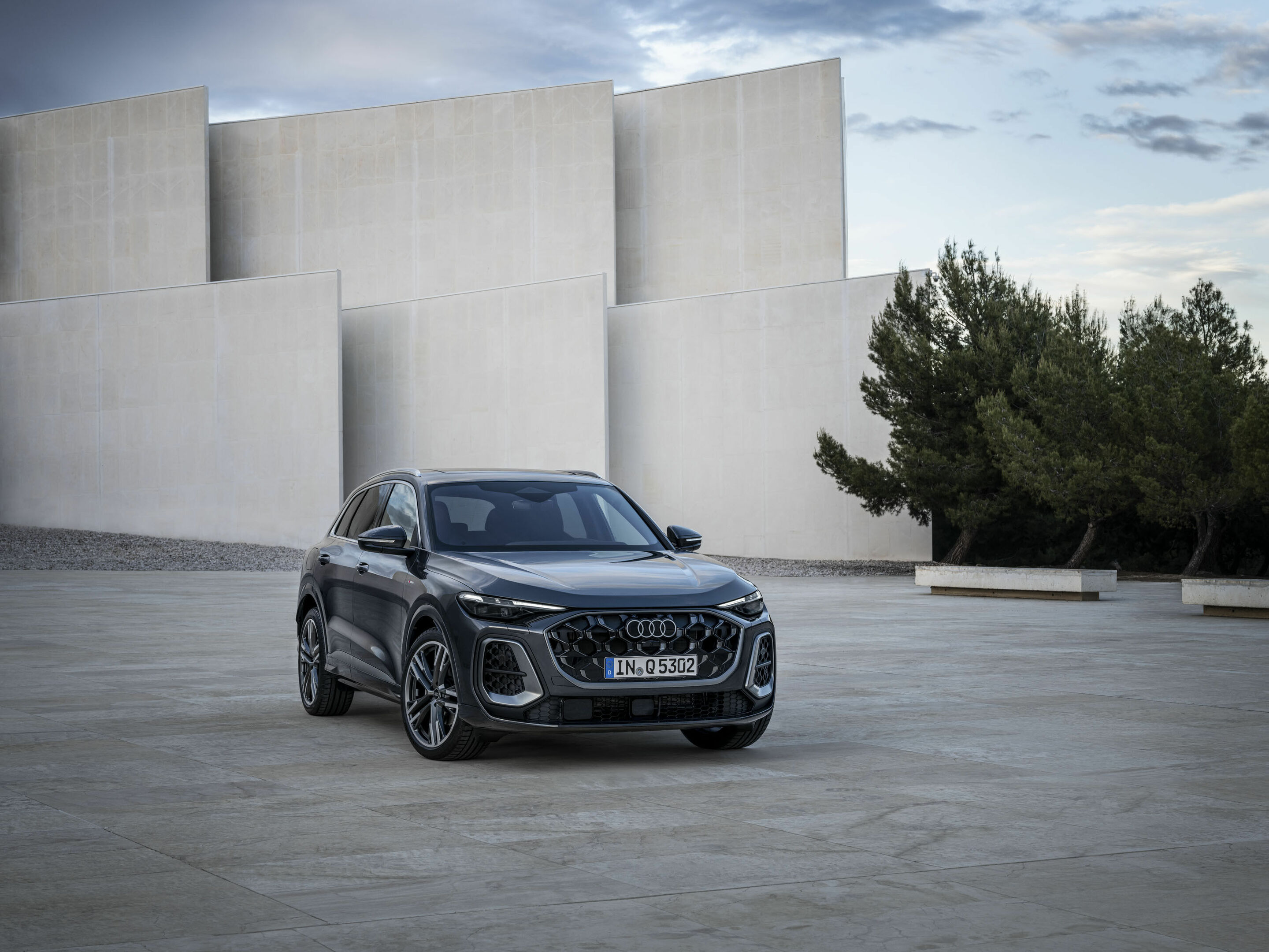 Audi Q5 SUV additional exterior official photo