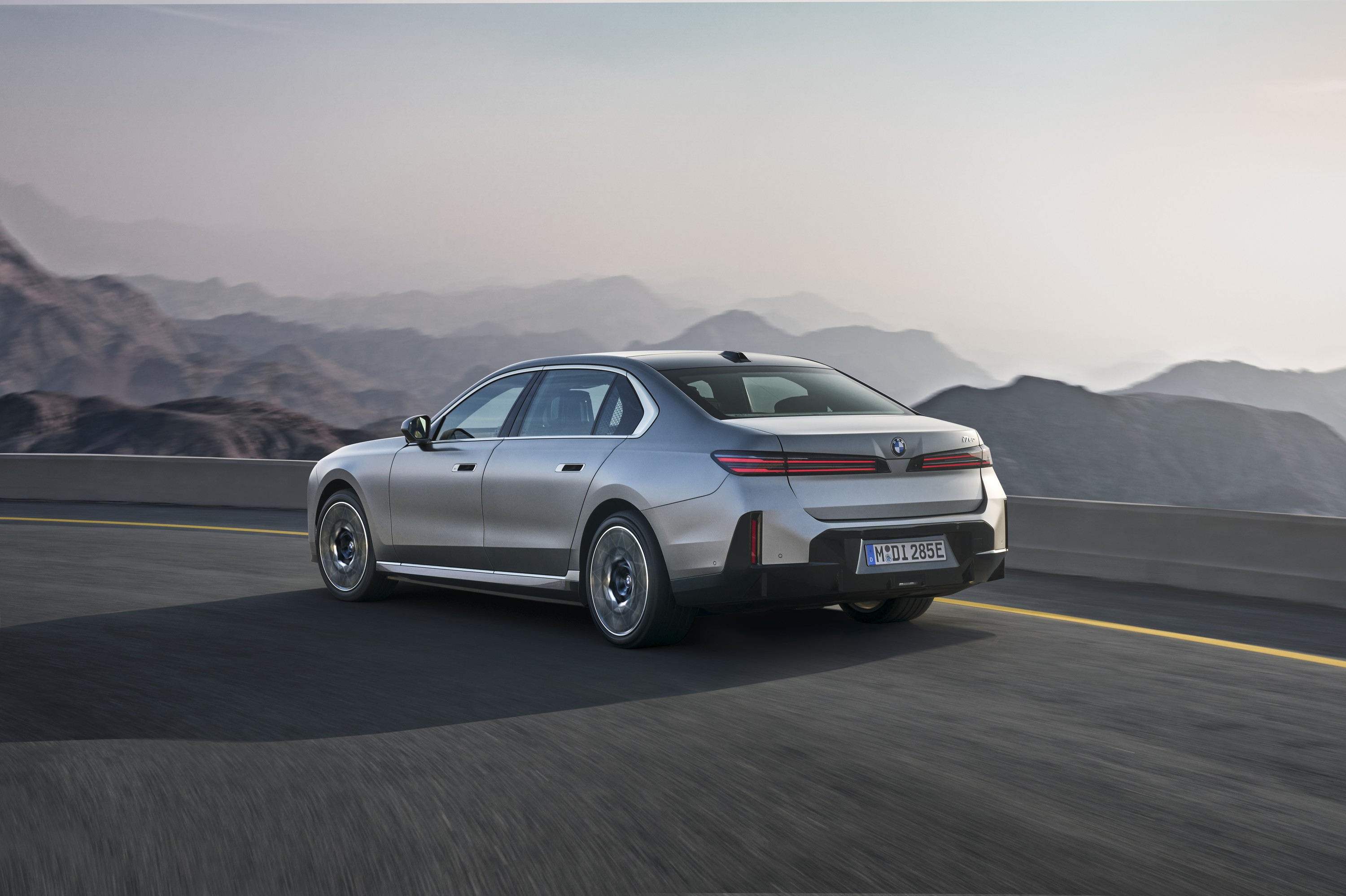 BMW i7 exterior P90636156