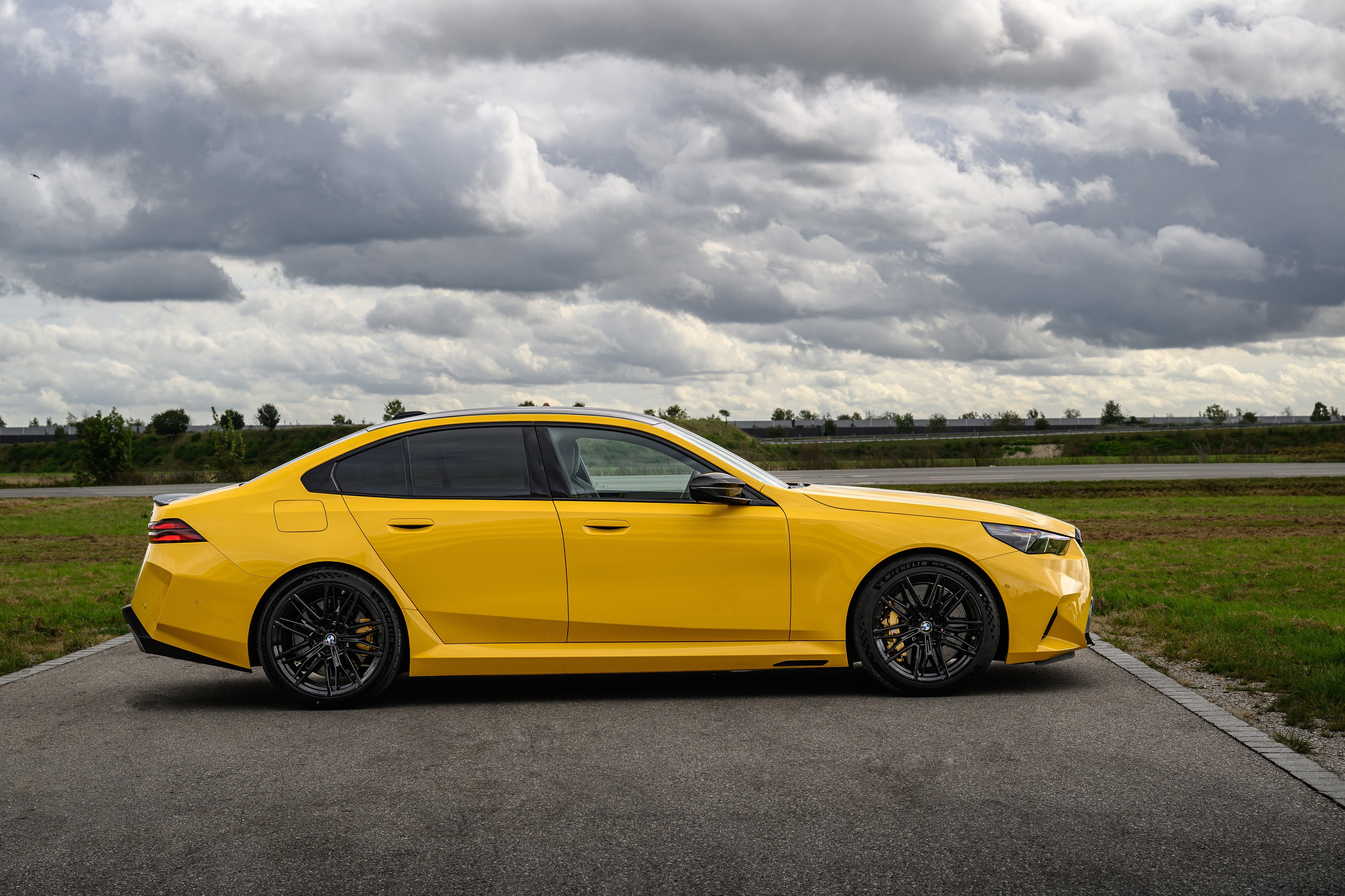 BMW M5 technology P90575476
