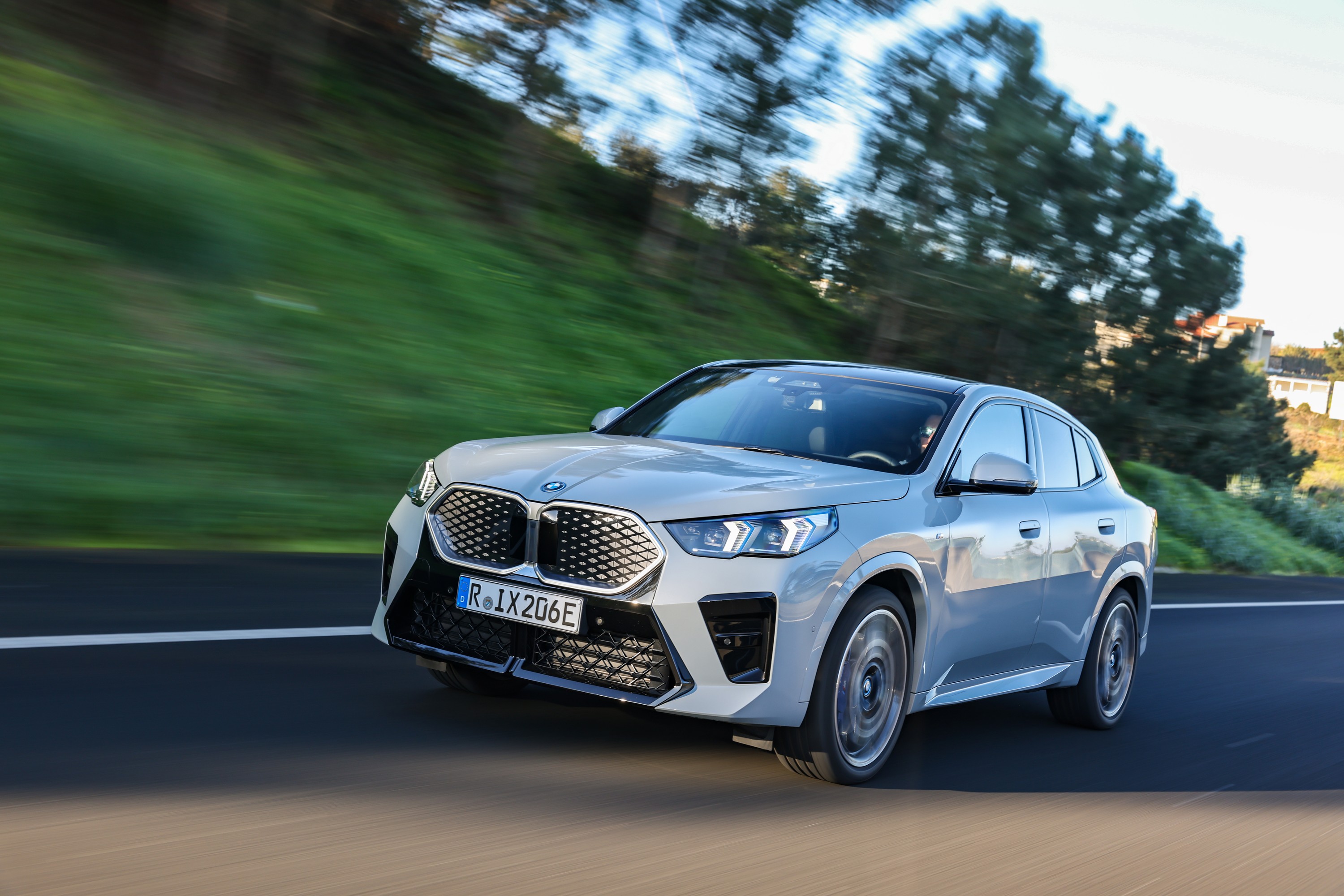 BMW iX2 driving P90540080