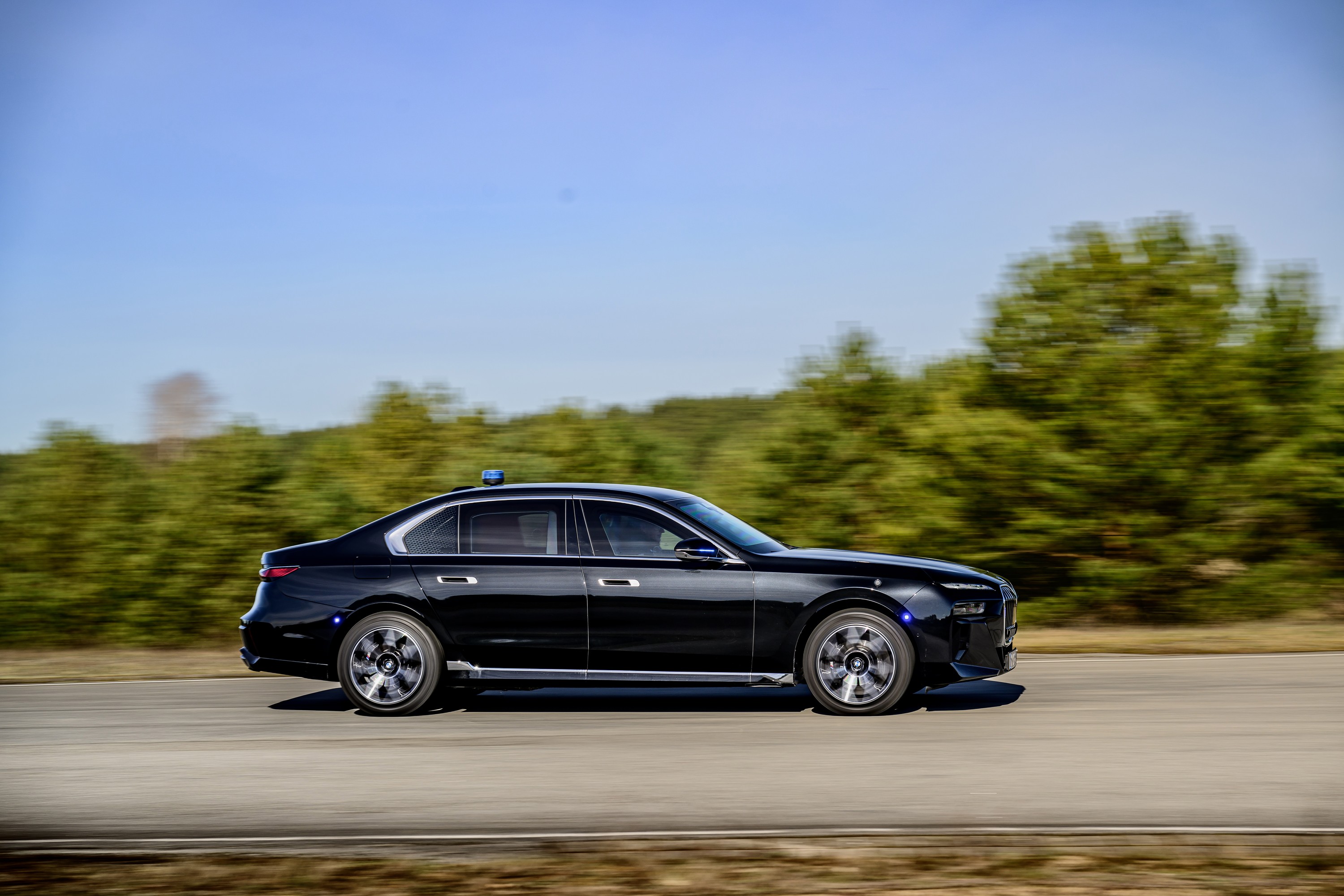 BMW 760i driving P90543758