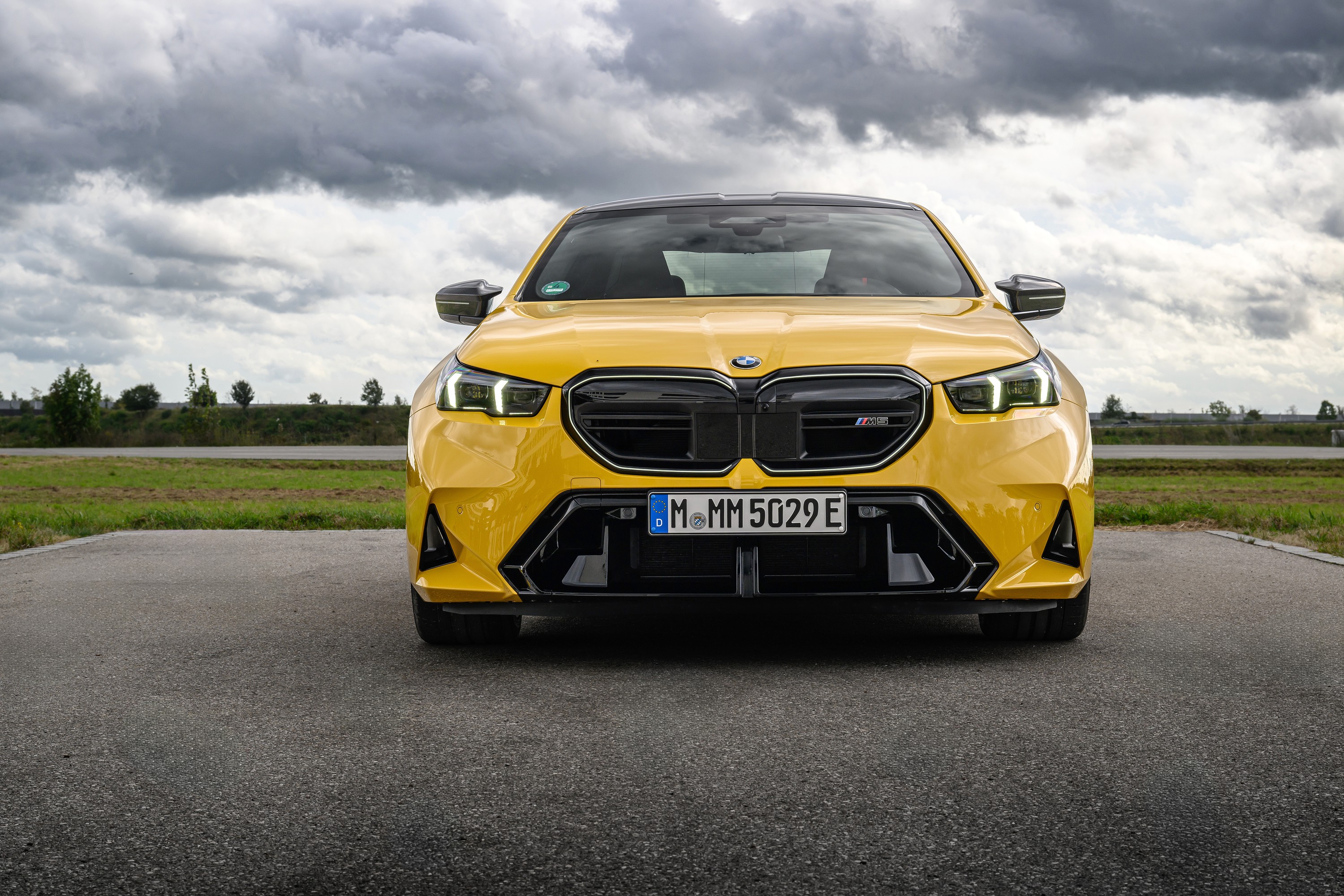 BMW M5 technology P90575470