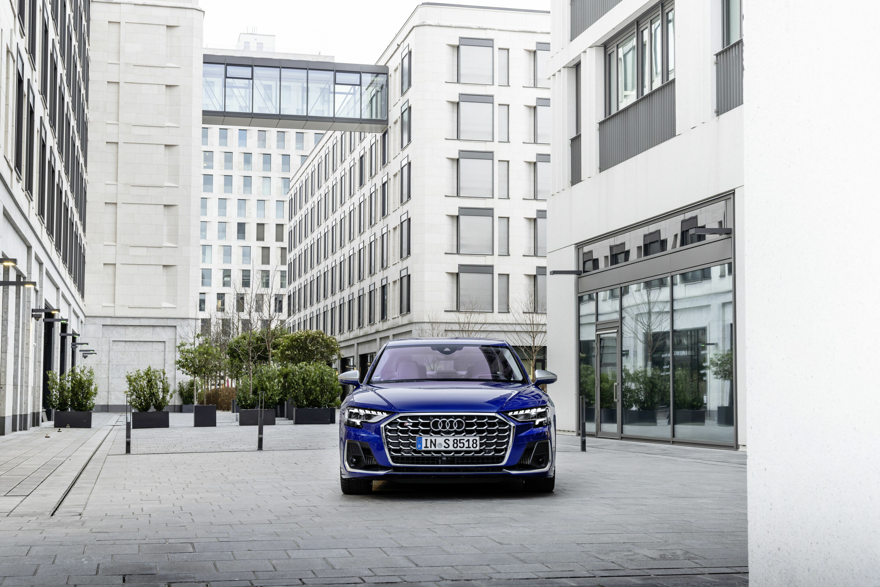 Audi S8 interior and cockpit A220790