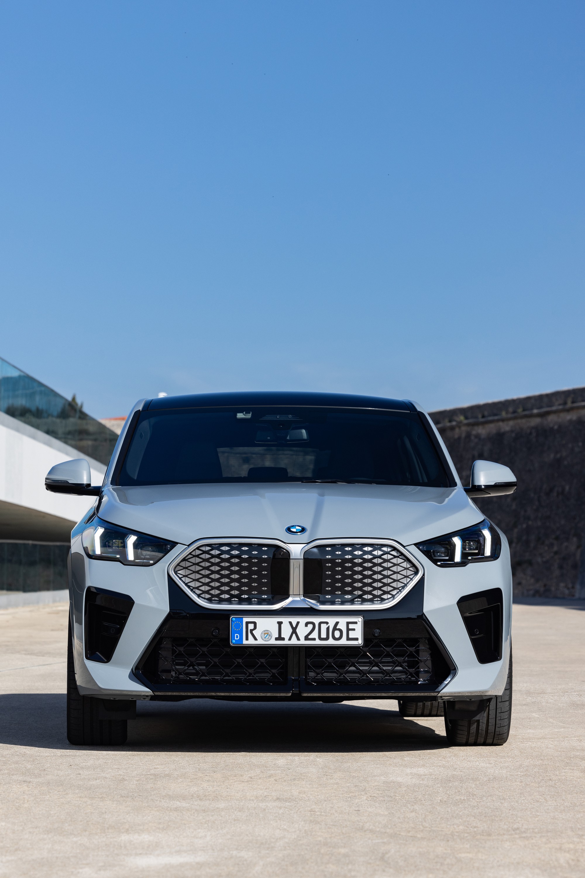 BMW iX2 exterior P90540006