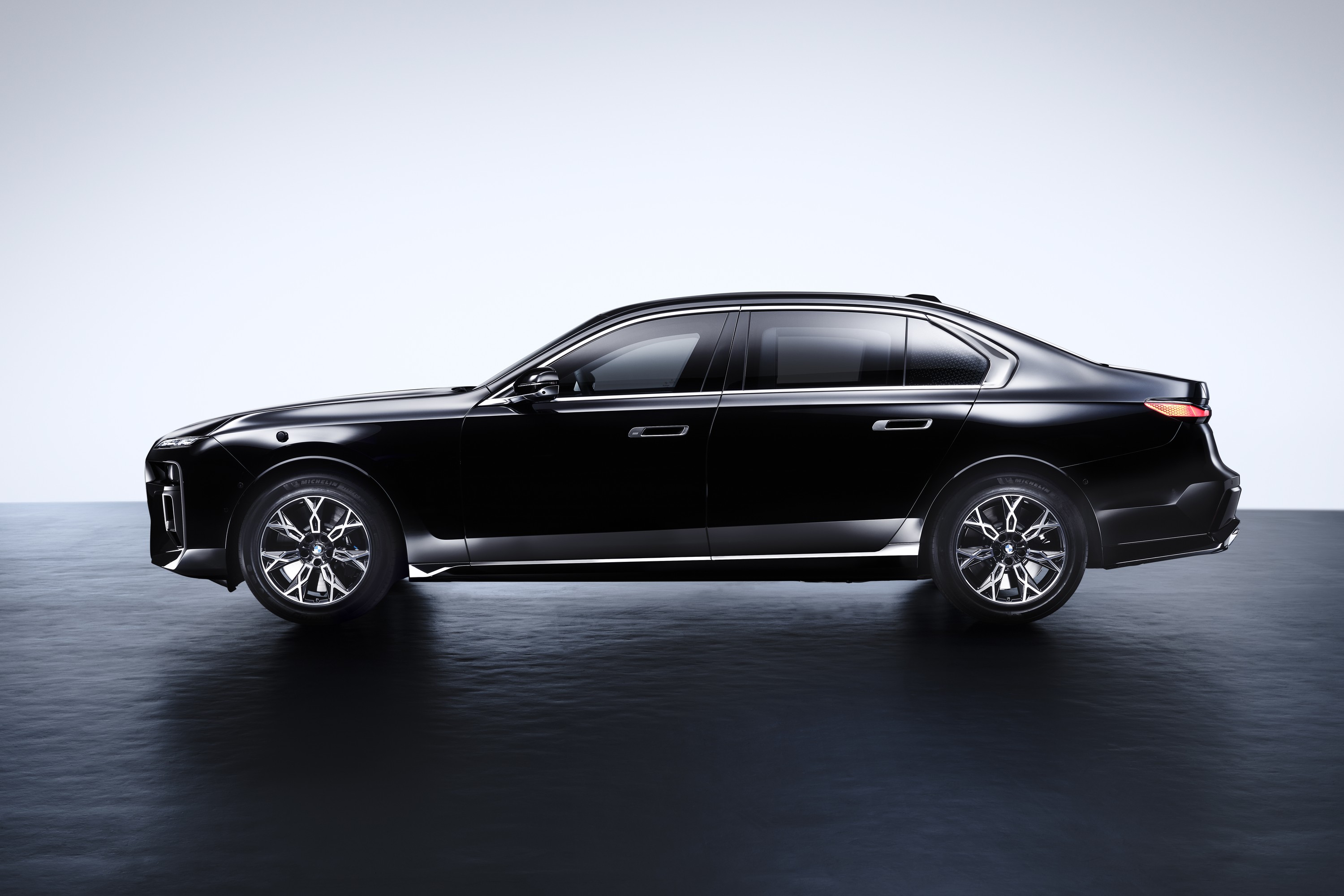 BMW 760i exterior P90516167
