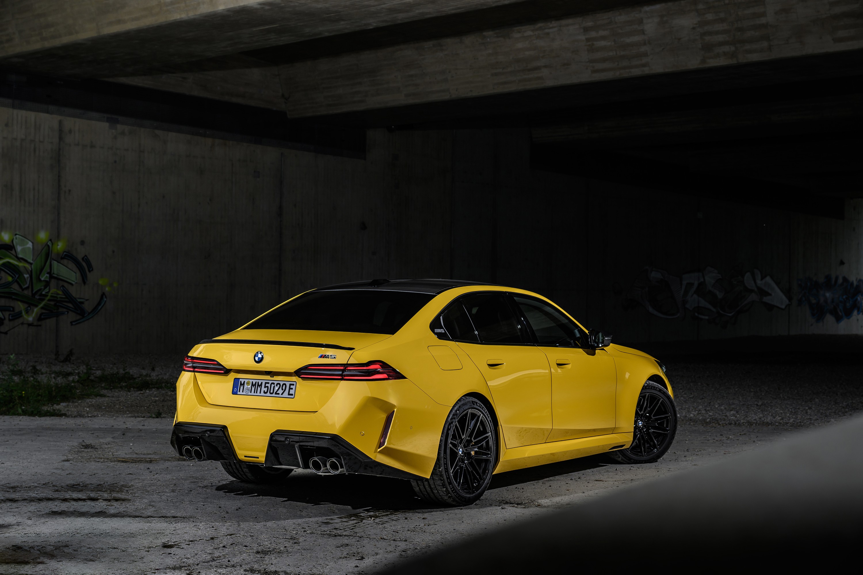 BMW M5 technology P90575455