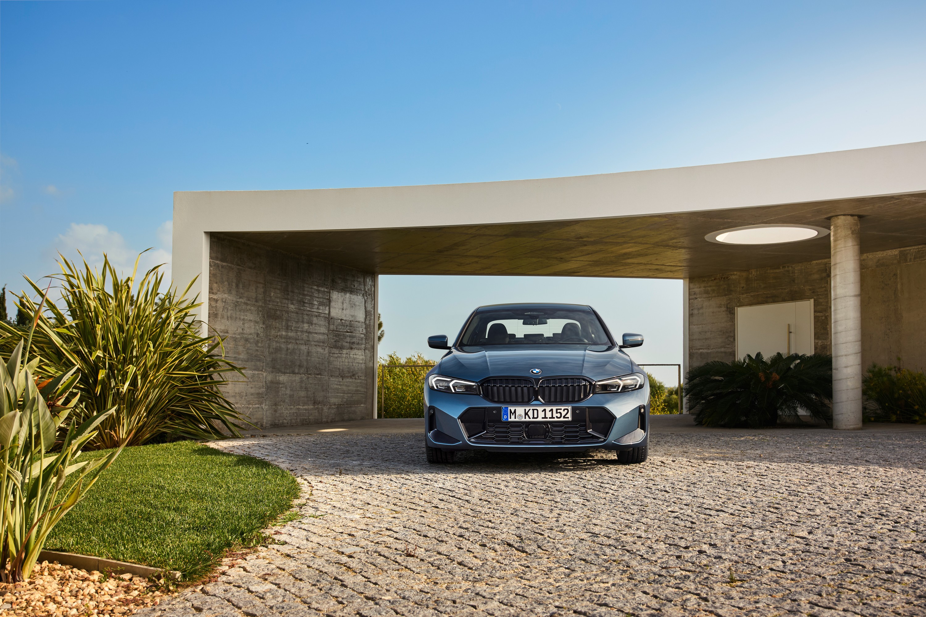 BMW 330i exterior P90549618