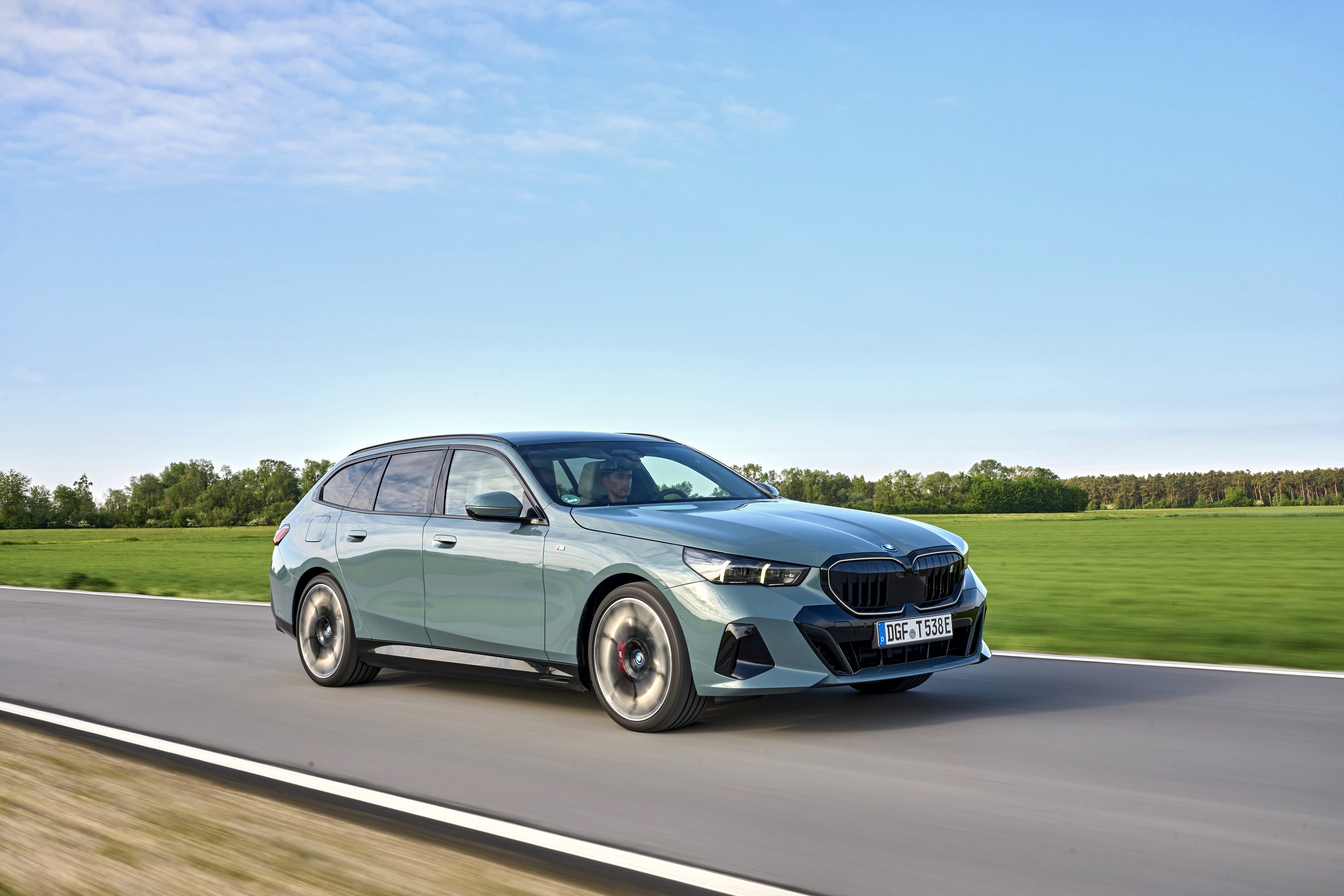 BMW i5 driving P90549965