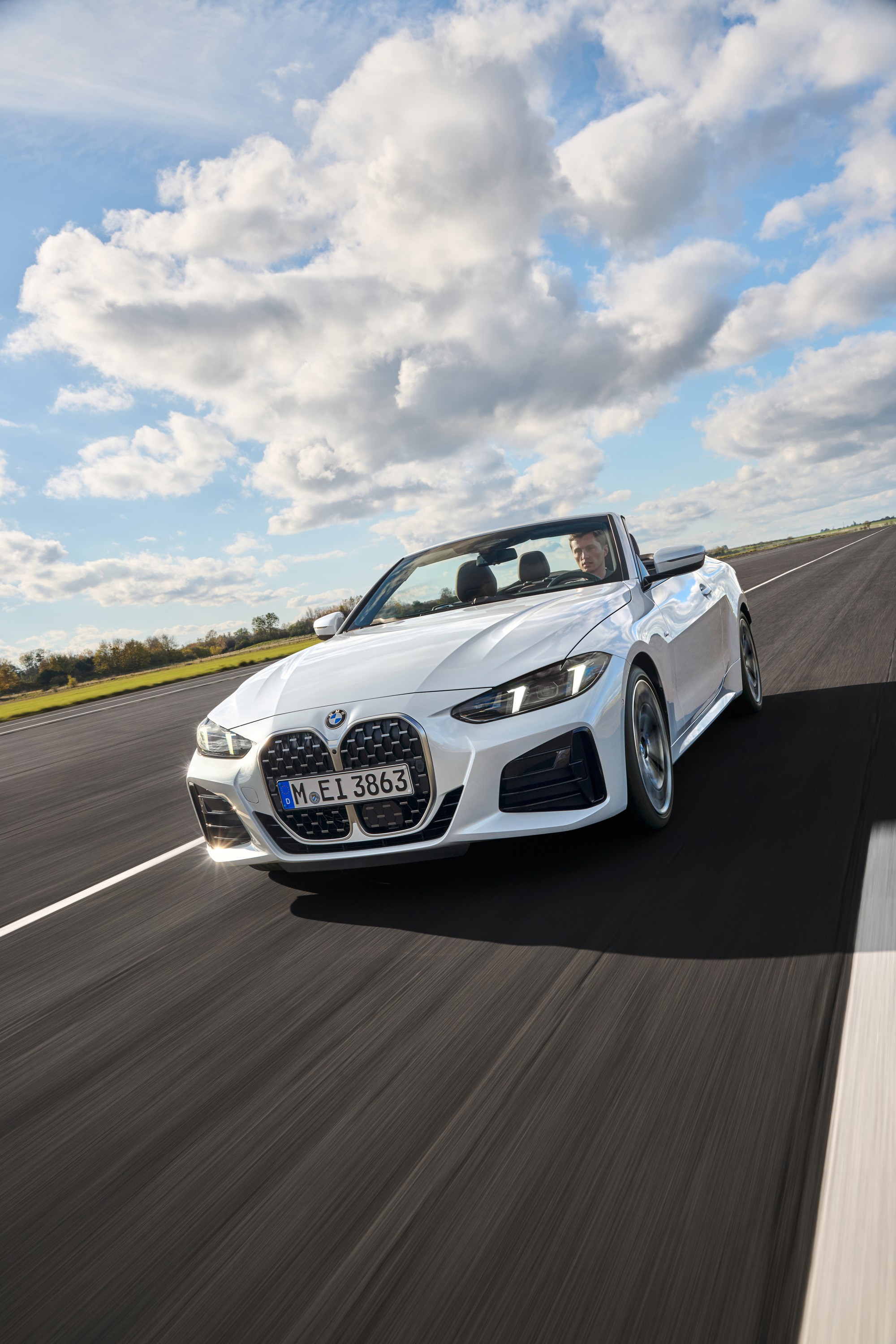 BMW 4 Series driving P90535880