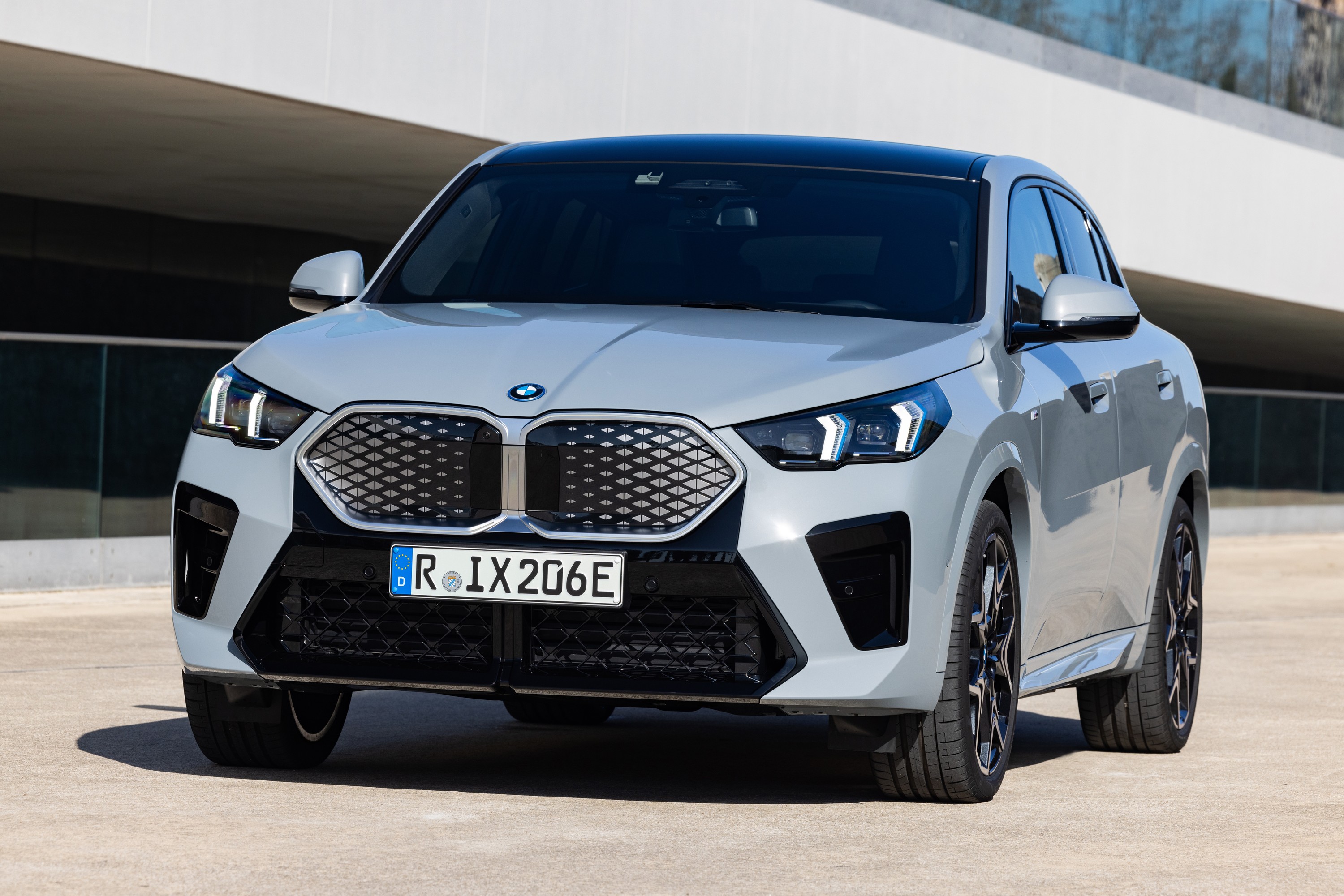 BMW iX2 exterior P90540017