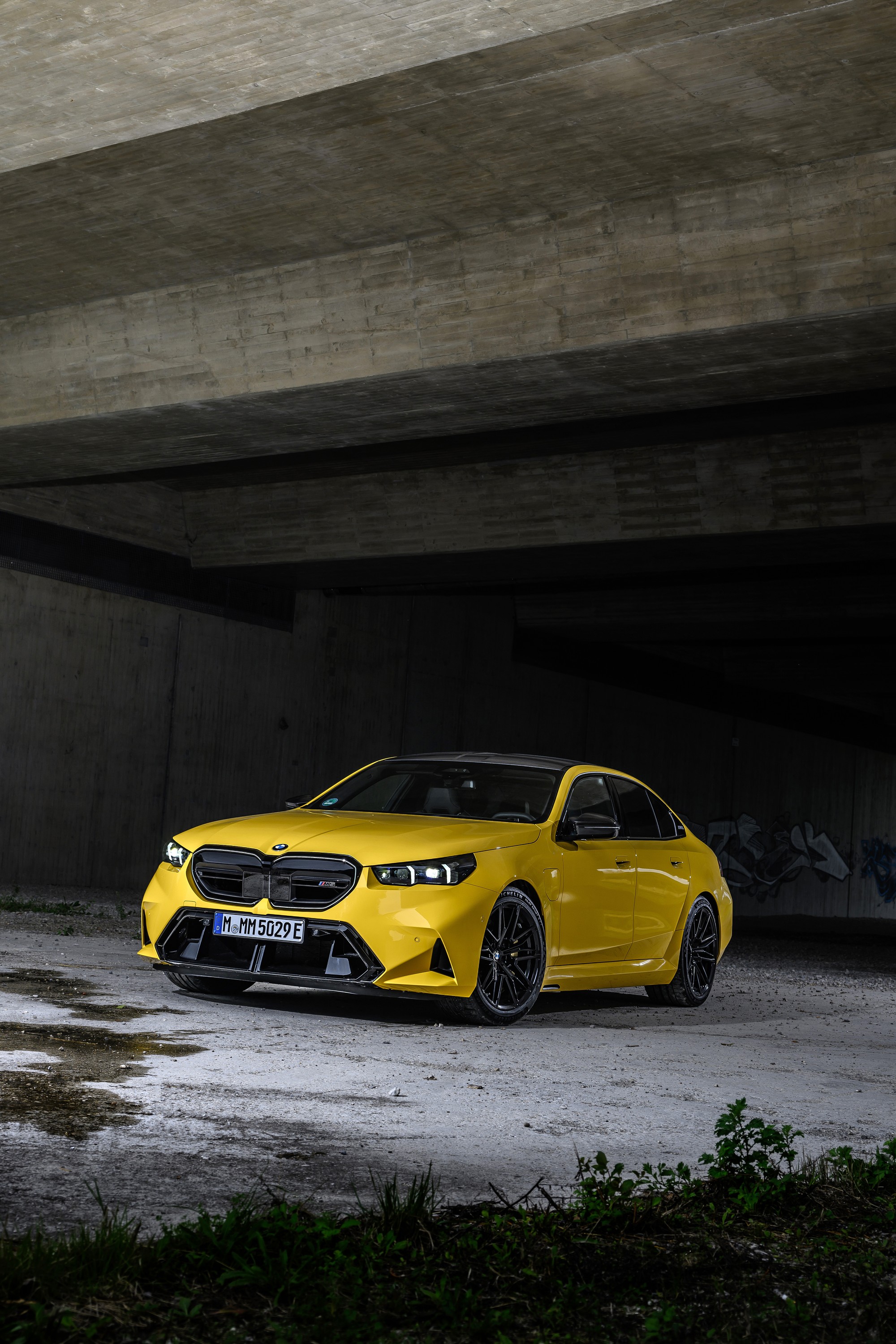 BMW M5 technology P90575446