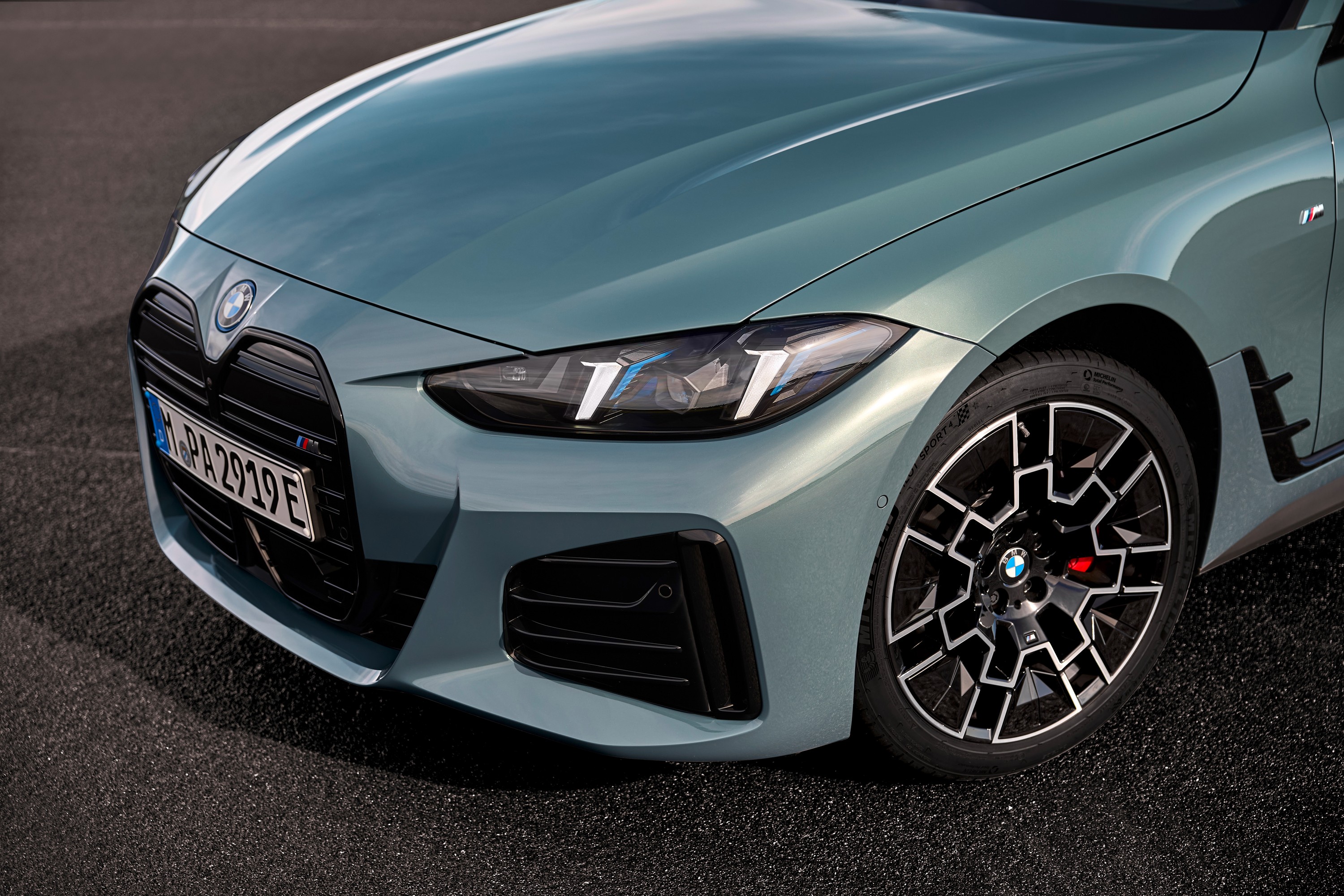 BMW i4 exterior P90546635
