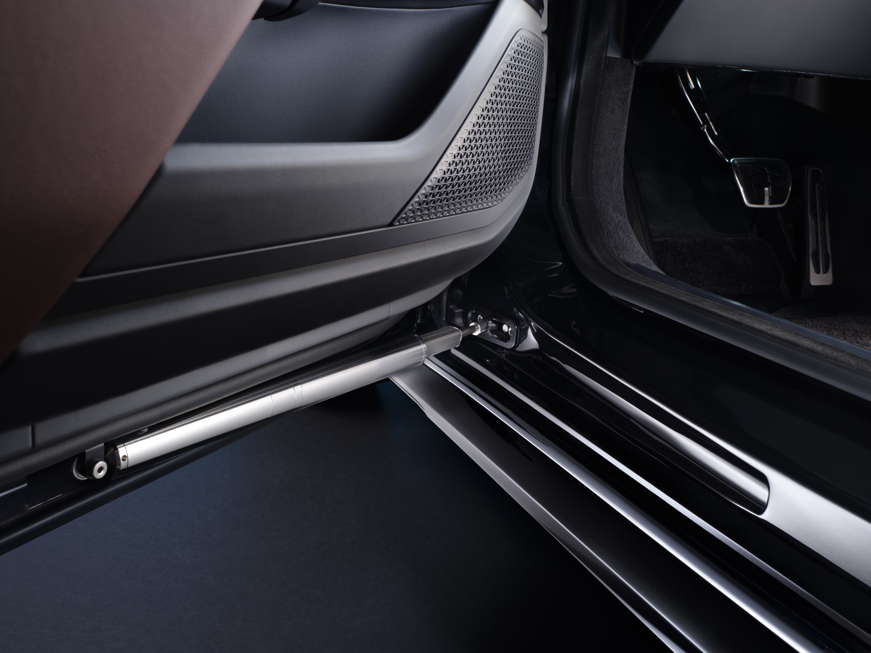 BMW 760i exterior P90516168