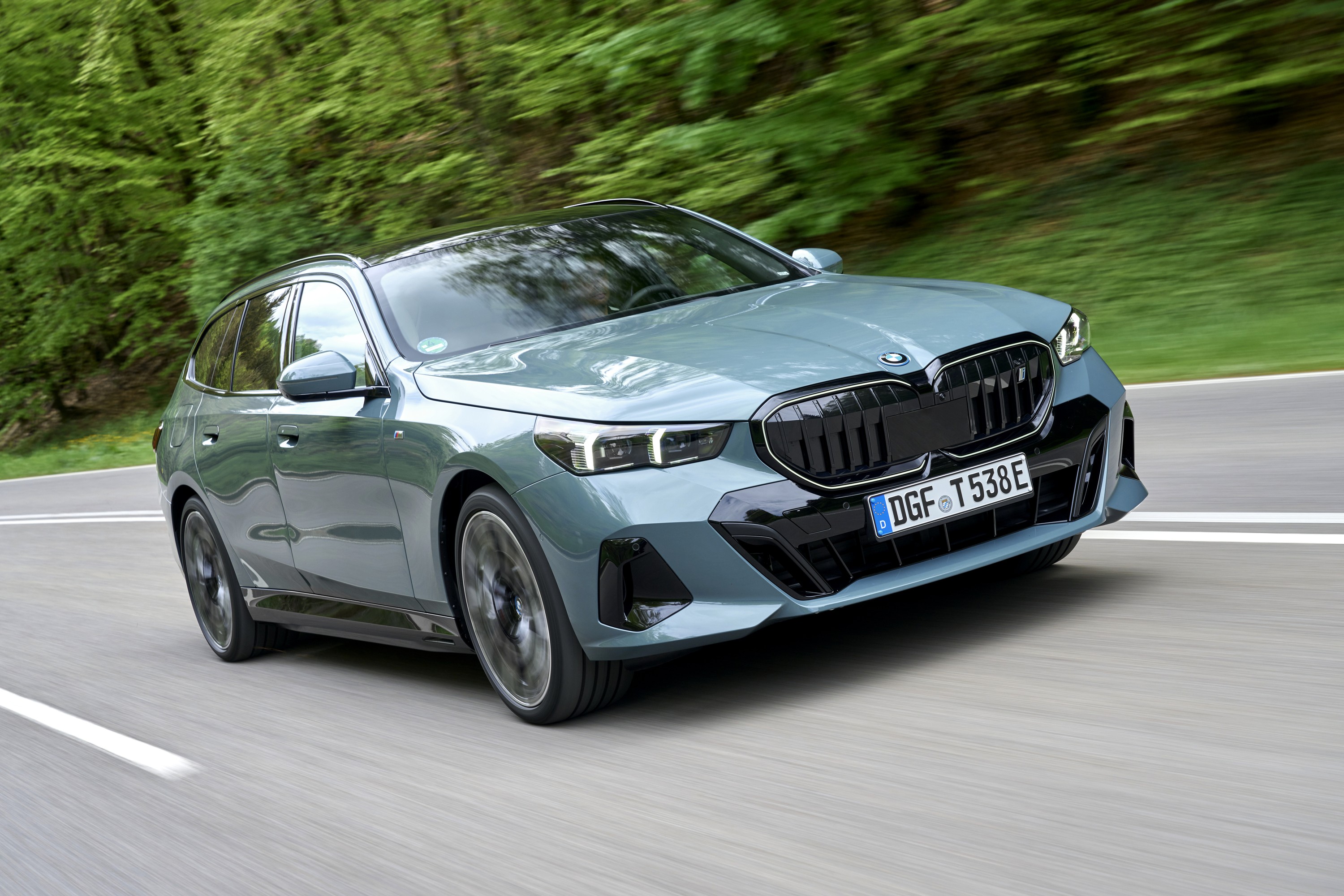BMW i5 driving P90549968