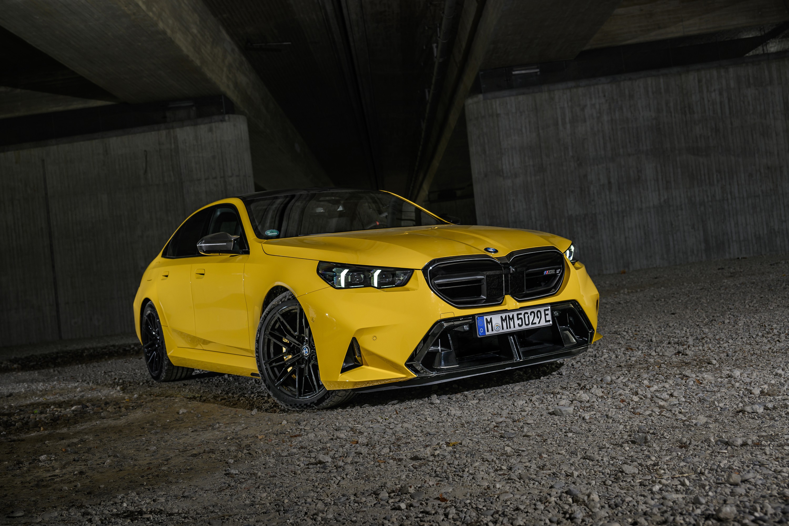 BMW M5 technology P90575453