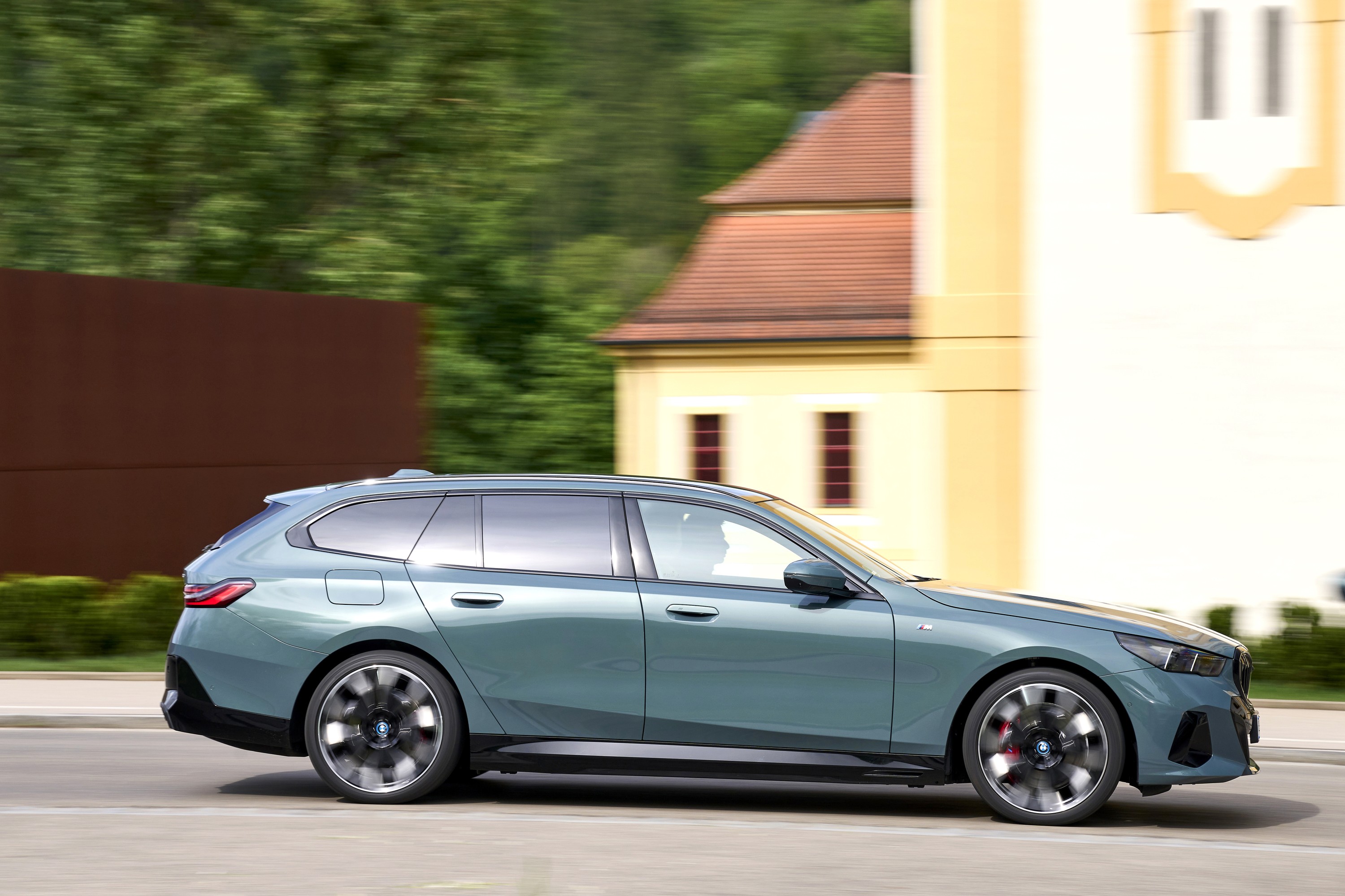 BMW i5 driving P90549951