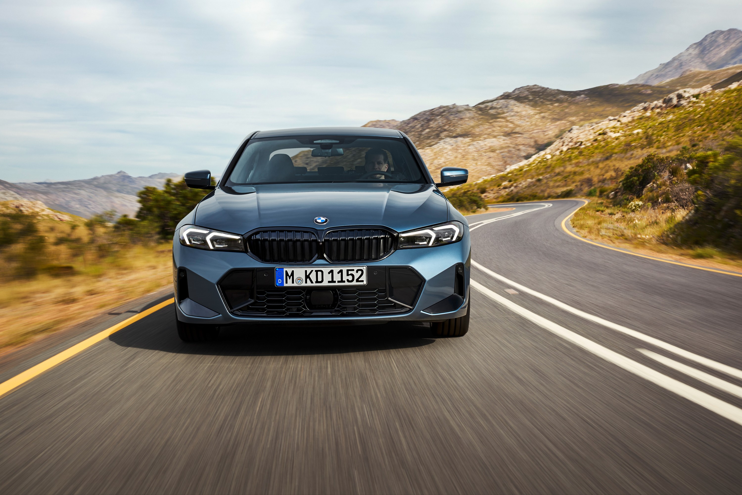 BMW 330i exterior P90549621